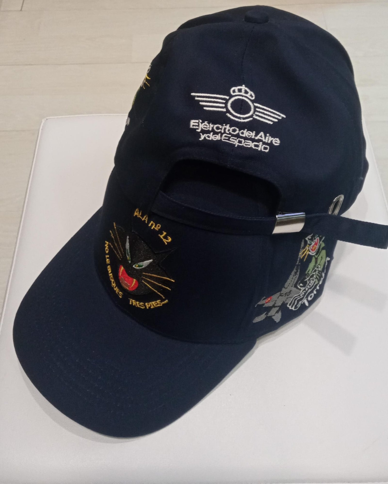 Gorra Azul Marino Con Tres Bordados Ala 12